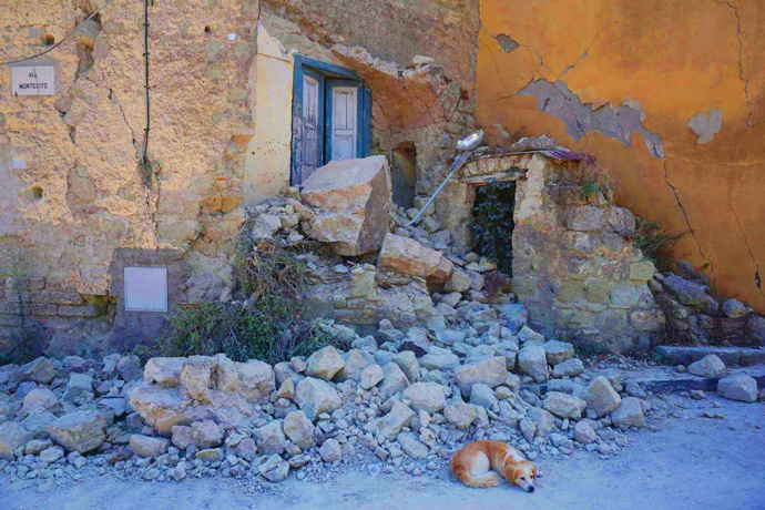 Неаполь Остров Искья землетрясение разрушенный дом
