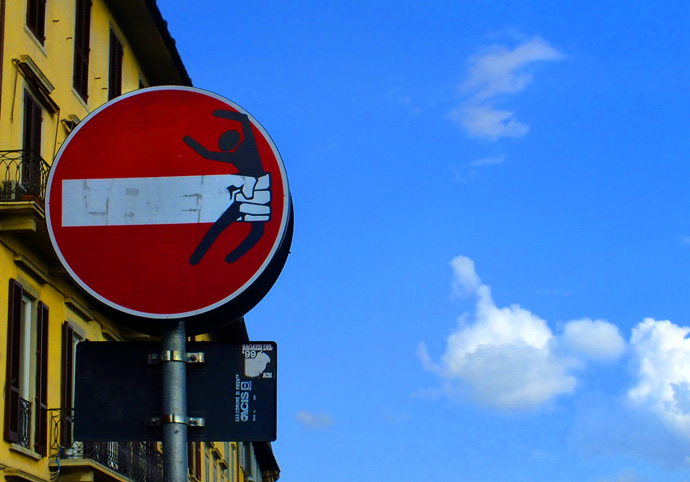 Неаполь дорожные знаки стрит-арт