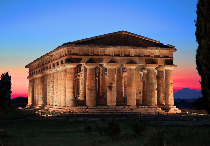 Кампания Археологический музей Пестума Храм Нептуна ночью