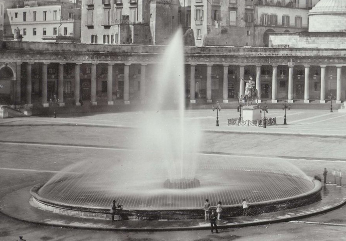 Неаполь фонтан площадь плебишито 30 метров